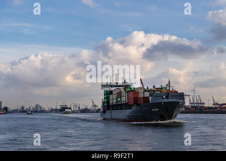 Hambourg, Allemagne - 11 novembre 2018 : un petit récipient navire qui approche le port de Hambourg. Banque D'Images