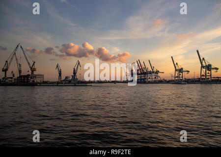 Hambourg, Allemagne - 11 novembre 2018 : Le port de Hambourg au coucher du soleil. Banque D'Images