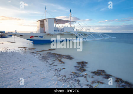 Bangka traditionnels philippins barques sur la plage, Panglao, Philippines Banque D'Images