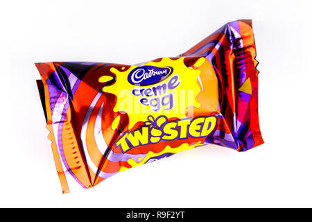 Twisted Creme Egg Cadburys chocolat héros sur un fond blanc Banque D'Images