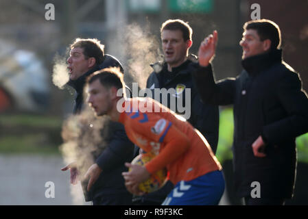 St Johnstone's manager Tommy Wright (à gauche) au cours de la Scottish Premiership match à Ladbrokes McDiarmid Park, Perth. Banque D'Images