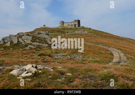 L'Ukraine. Les sommets des montagnes des Carpates. Chaînes de montagnes couvertes de forêts sous nuages bleus Banque D'Images