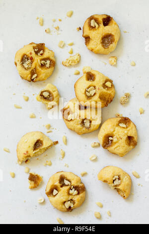 Baked cookies de Noël. Cookies faits maison avec le caramel et cacahuètes salées sur une table en pierre. Banque D'Images