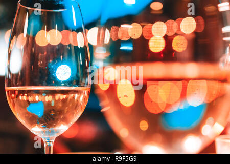 Photo de deux verres sur la table champagner Banque D'Images