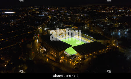 Le Molineux stadium accueil de Wolverhampton Wanderers Vue aérienne de nuit Banque D'Images