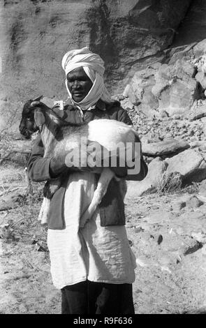 L'Afrique occidentale française 1958 Soldat de l'armée française avec la réalisation des couteaux pour l'abattage de chèvre sacrificielle Banque D'Images