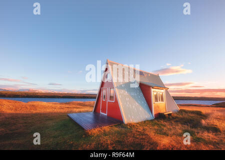 Jolie petite maison triangle rouge cabine islandais Islande Banque D'Images