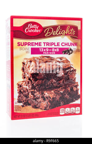 Winneconne, WI - 13 décembre 2018 : un paquet de Betty Crocker Delights triple suprême morceau brownie mix sur un fond isolé. Banque D'Images