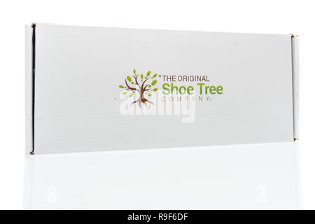 Winneconne, WI - 18 décembre 2018 : Une chaussure faite à partir de l'arbre du cèdre original shoe tree company sur un fond isolé. Banque D'Images