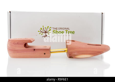 Winneconne, WI - 18 décembre 2018 : Une chaussure faite à partir de l'arbre du cèdre original shoe tree company sur un fond isolé. Banque D'Images