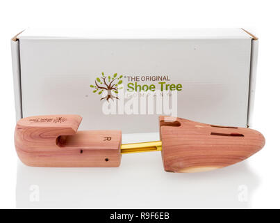 Winneconne, WI - 18 décembre 2018 : Une chaussure faite à partir de l'arbre du cèdre original shoe tree company sur un fond isolé. Banque D'Images