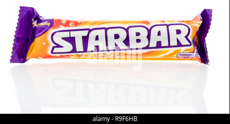 Winneconne, WI - 21 décembre 2018 : un paquet de Cadbury Starbar avec arachides et de caramel au Royaume-Uni sur une base isolée. Banque D'Images