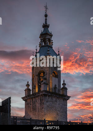 Tour de l'église de San Miguel (St. Michael) dans la vieille ville de Vitoria-Gasteiz, Pays Basque, Espagne Banque D'Images