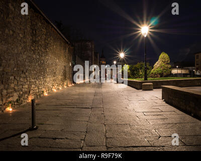 L'exposition à long shot de rues dans la vieille ville pendant la nuit des bougies (Noche de Las Velas) à Vitoria-Gasteiz, Pays Basque, Espagne Banque D'Images