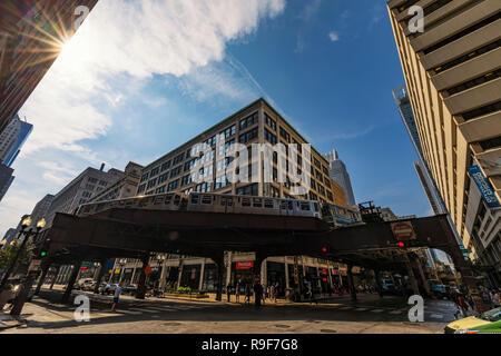 Chicago, Illinois, le 8 octobre 2018 : scène de rue typique du centre ville de Chicago. Les gens attendent au passage protégé pour piétons alors que le train train surélevé (L) passe dans le dis Banque D'Images