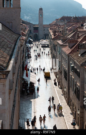 Vue le long de la rue principale de la vieille ville de Dubrovnik, vers le clocher et la Loggia Banque D'Images