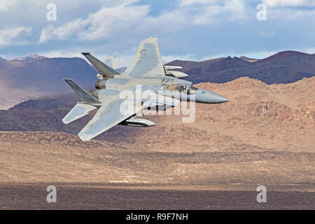 Jet F-15 Eagle formation à Star Wars Jedi Canyon Transition dans le désert californien Banque D'Images