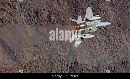 Jet F-15 Eagle formation à Star Wars Jedi Canyon Transition dans le désert californien Banque D'Images