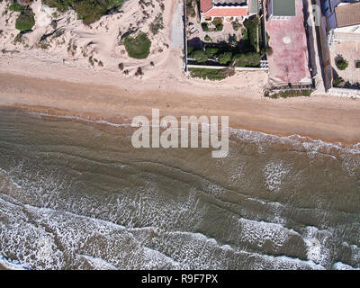 Vue aérienne de la plage Granelli, une station place en Sicile. La photo est prise au cours d'une belle journée ensoleillée Banque D'Images