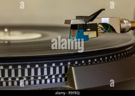 Un vieux record player qui fonctionne toujours et peut lire la musique à partir de disques vinyles. Célèbre son fonctionnement à travers le bras et l'aiguille. Banque D'Images