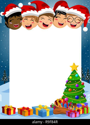 Heureux enfants derrière multiculturel cadre vertical vide avec arbre de Noël cadeaux et Banque D'Images