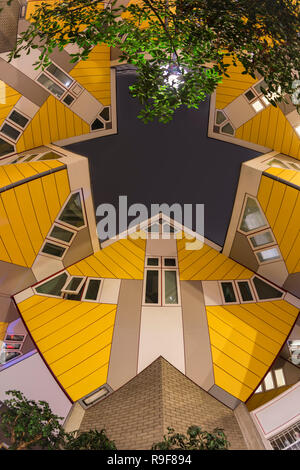 Les maisons cubiques à Rotterdam vu du dessous avec les poissons cristallin. Les immeubles à appartements et les entreprises du bâtiment à utilisation mixte Banque D'Images