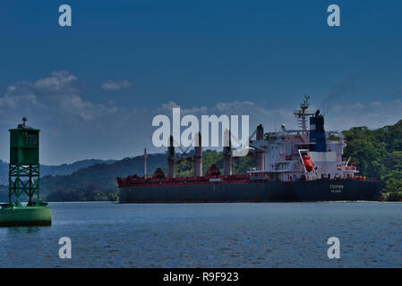 Les navires en transit dans le canal de Panama Banque D'Images