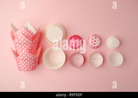 Cas Cupcake tower en variété de couleurs et la taille sur le tableau rose prêt pour des fêtes, la concept. Cas de cuisson papier pour muffins et cupcakes Banque D'Images