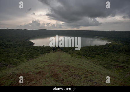 Lonar Lake National Geo-monument du patrimoine plein cratère vue rim à Karnataka district, Maharashtra INDE Banque D'Images