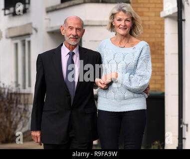 Teresa Dobson répond aux donateurs l'acquéreur de son rein, Joe Salvatore, pour la première fois en, Kings Langley, Hertfordshire. Banque D'Images