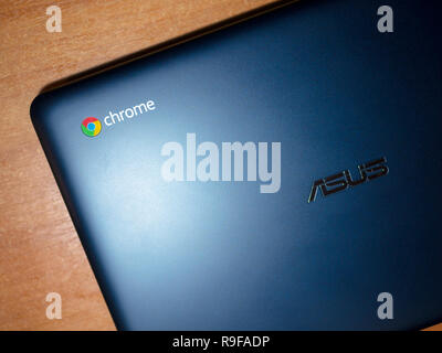 Bichkek, Kirghizistan - Février 1, 2017 : Asus portable Chromebook sur une table, vue du dessus Banque D'Images