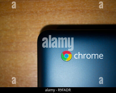 Bichkek, Kirghizistan - Février 1, 2017 : Chromebook bleu sur une table, vue du dessus Banque D'Images