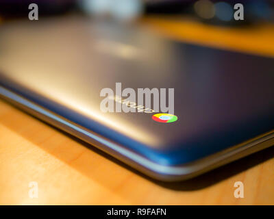 Bichkek, Kirghizistan - Février 1, 2017 : Chromebook bleu sur une table, côté Vue du dessus Banque D'Images