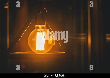 La lumière au plafond. Ampoule dans la structure métallique triangulaire Banque D'Images