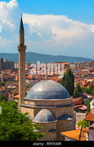 Sinan Pasha Mosque et toit rouge maisons de la vieille ville, nouvelle ville à la distance, à Prizren, Kosovo Banque D'Images