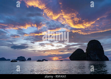 Belle mer coucher du soleil avec ciel nuageux et les îles. La province de Krabi, Thaïlande, Railay ou Phranang beach Banque D'Images