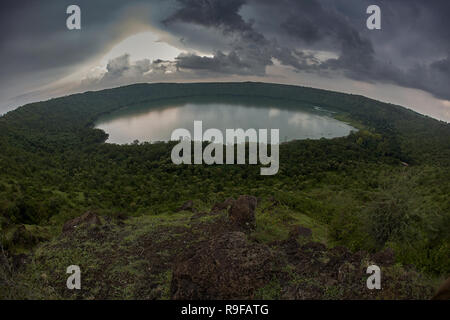 Lonar Lake National Geo-monument du patrimoine plein cratère vue rim à Karnataka district, Maharashtra INDE Banque D'Images