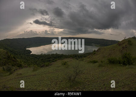 Lonar Lake National Geo-monument du patrimoine plein cratère vue rim à Karnataka district, Maharashtra INDE Banque D'Images