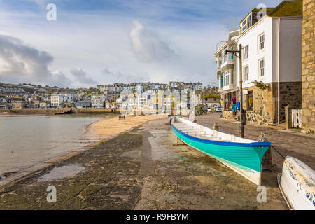 Cornish concert pilote, avec vue sur le joli port de pêche de St Ives, sur la côte nord des Cornouailles. Banque D'Images