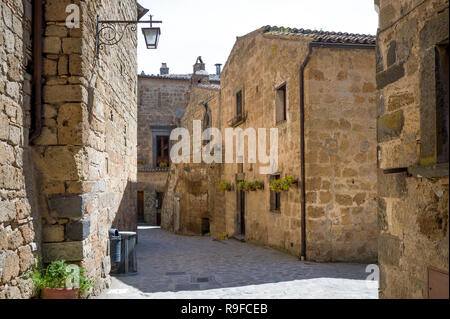 Vieilles rues de Civita di Bagnoregio - ville sur les rochers, Toscane, Italie. Banque D'Images