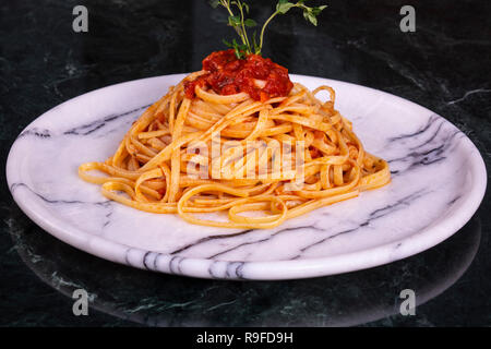 Spaghetti délicieux servi sur une plaque de marbre Banque D'Images