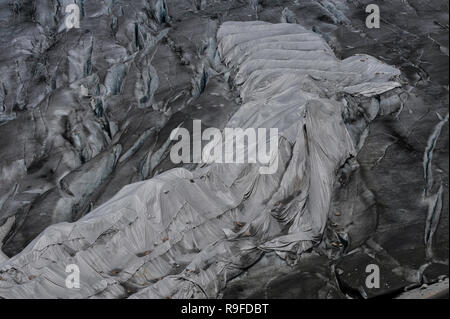 Le glacier du Rhône, canton du Valais, Suisse : la grotte de glace, un tunnel de 100 m pour les touristes, couverte de feuilles de protection pour minimiser la fonte d'été. Banque D'Images