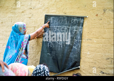 Varanasi / Inde 20 septembre 2011 enseignant rural indien femme l'enseignement pour les femmes du village à Varanasi dans l'Uttar Pradesh en Inde Banque D'Images