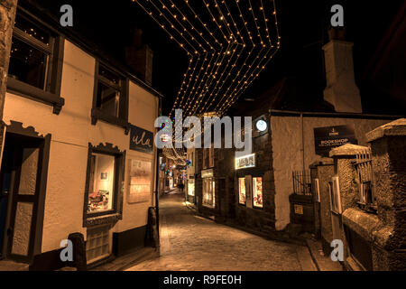 Les lumières de Noël au-dessus des rues pavées de St Ives en Cornouailles avec ses jolies rues étroites et le port . Banque D'Images