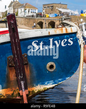 St.ives sur bateau de pêche moorings St.ives Harbour St Ives Cornwall UK Banque D'Images