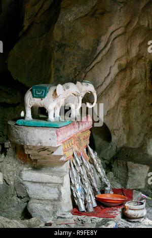 Deux éléphants blancs sur un lieu de culte dans une grotte au Cambodge Banque D'Images