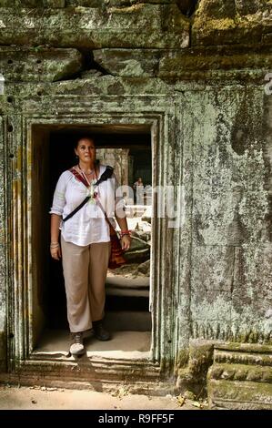 Une femme qui voyage en solo explorer les ruines dans la jungle du Cambodge Banque D'Images