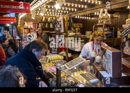 Les vendeurs de rue vendant du chocolat belge / chocolats en décrochage du marché de Noël en hiver dans la ville de Gand, Flandre orientale, Belgique Banque D'Images