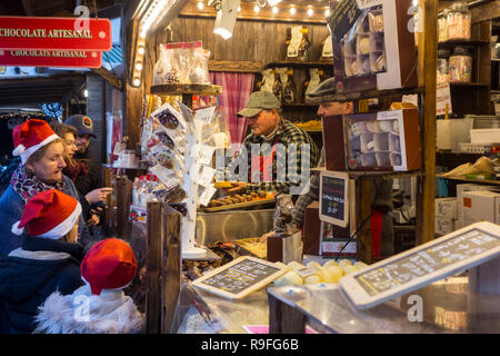 Les vendeurs de rue vendant des chocolats belges et des bonbons en décrochage du marché de Noël en hiver dans la ville de Gand, Flandre orientale, Belgique Banque D'Images