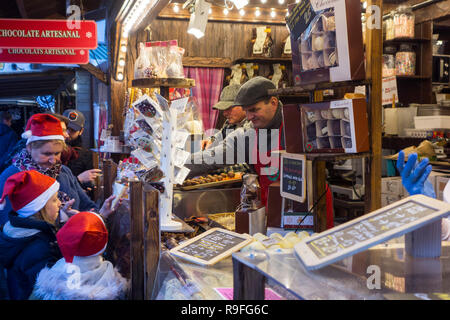 Les vendeurs de rue vendant des chocolats belges et des bonbons en décrochage du marché de Noël en hiver dans la ville de Gand, Flandre orientale, Belgique Banque D'Images